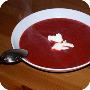 Rote Beete Suppe mit Saurer Sahne