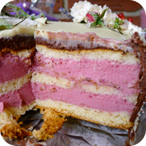 Himbeer-Joghurt-Torte mit weißer Ganache und kandierten Blumen