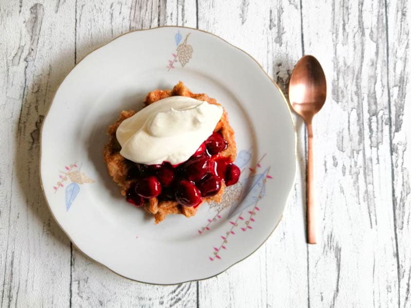 Waffeln aus Dinkelmehl mit Kirschen und Sahne